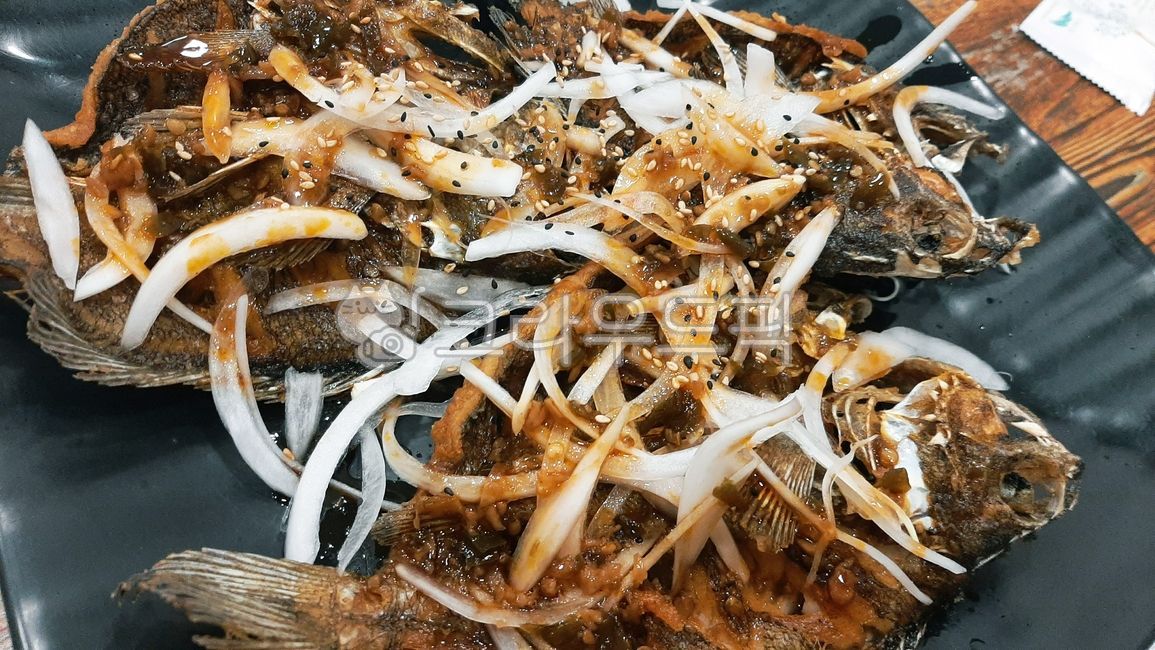 seafood,Japanese food,rockfish sweet and sour pork,crispy,fried food,onion,restaurant,fried rockfish,Rockfish,sauce,sweet and sour pork sauce,fish,course meal,raw fish restaurant