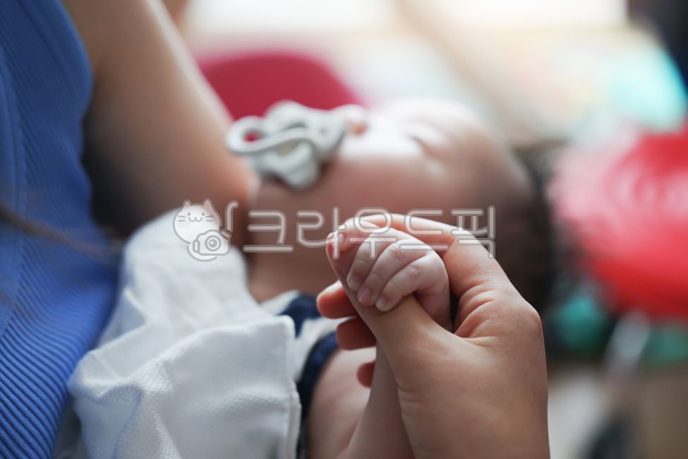 신생아,가족,놀이,만지는,교감,놀아주는,침대,안고있는,손,손가락,잡고있는,작은,엄마,아기,귀여운,영아,모성애,부모,사랑,행복,가정,출산,육아,돌봄,유아,피부,남자,따뜻한,신체,케어,집,실내,거실,방,안방,침실,동양인,한국인,한국