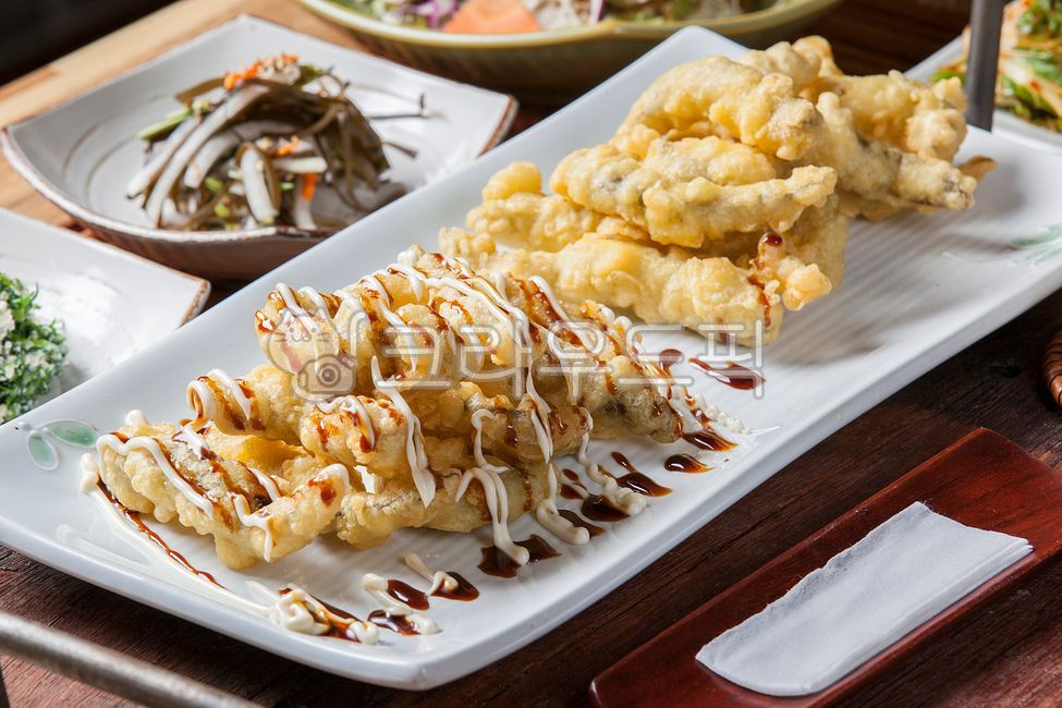 미꾸라지,추어,미꾸라지튀김,튀김,추어튀김,미꾸라지요리,별미,특식,건강식,영양식,튀김요리,물고기튀김,물고기,민물고기튀김,나무트레이,원목트레이,소스,물수건받침,대나무받침,튀김소스,미꾸라지튀김소스,추어튀김소스,추어요리,한국음식,음식,식당,식사,전통음식,한국전통음식,음식,식재료,요리,food,cook,meal,dishes,food reserves