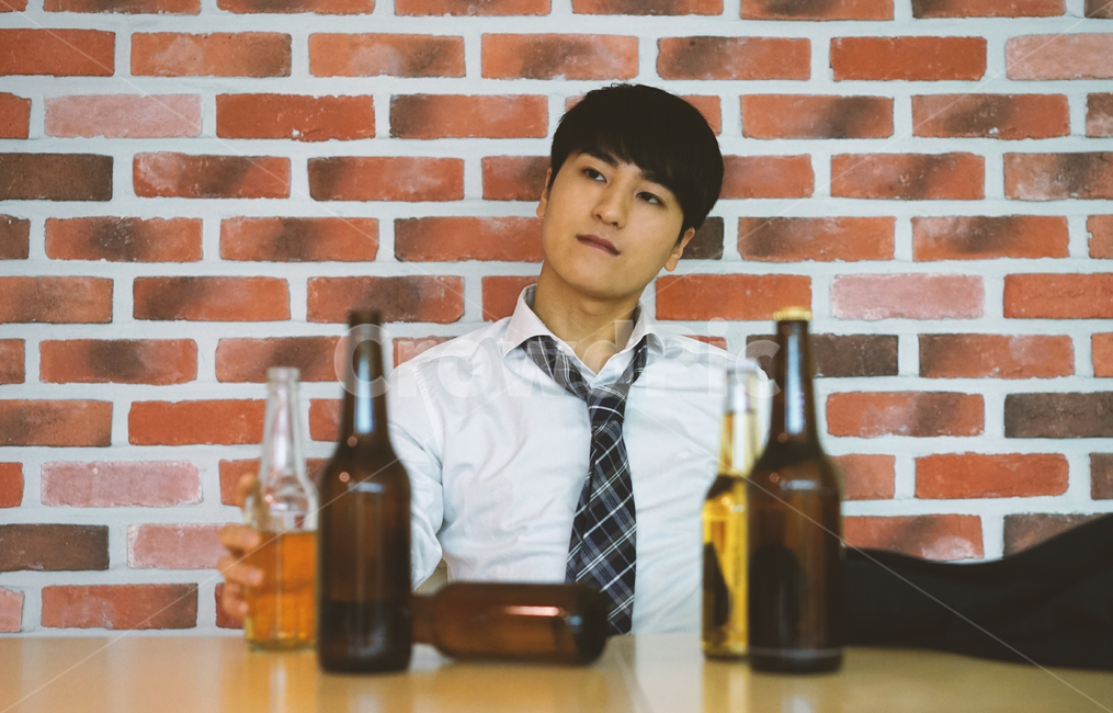 남성,남자,펍,맥주,비어,beer,술,음주,과음,맥주병,병맥주,알코올,사람,인물,인간,human,person,남성,남자,man,male,술,주류,alcohol,산업,industry,industrial,비즈니스,사업,business,service,work