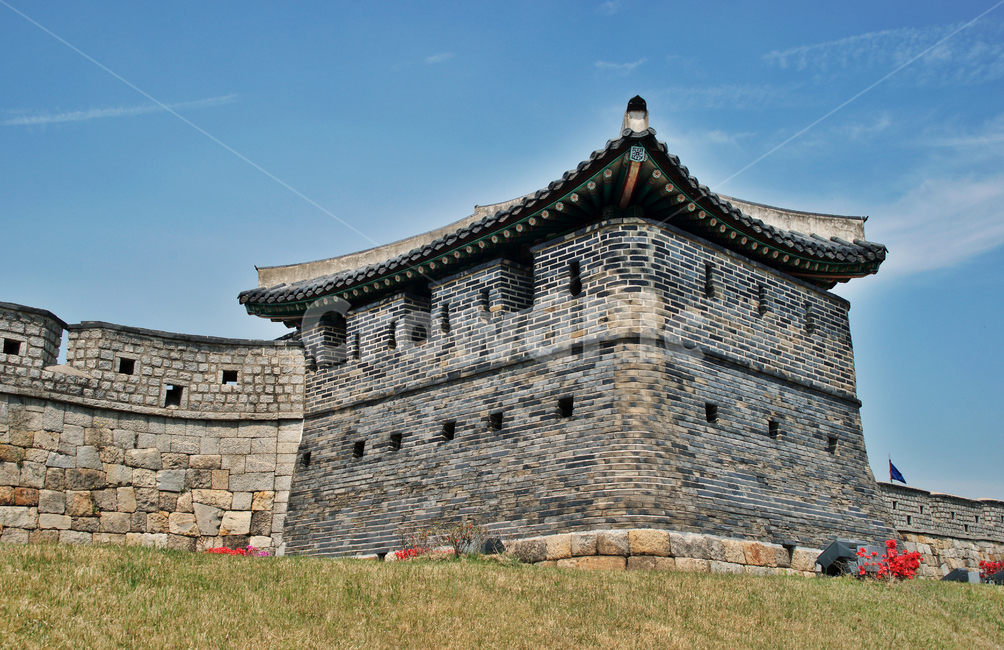 동일포루,포루,우진각지붕,원근총안,성곽,성벽,수원화성,화성,유네스코세계문화유산,조선시대,푸른하늘,한국전통,한국문화,korean traditional,korean culture,건축물,건물외관,exterior,building,structure,architecture,construction