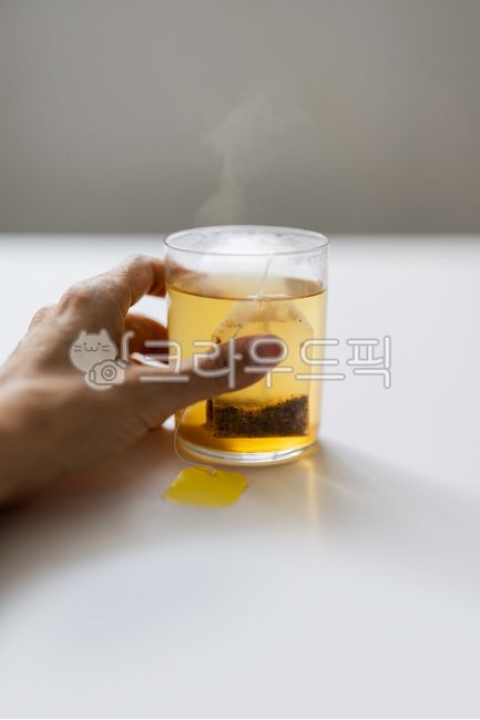 옥수수차,티백,티백차,건강,유기농,유리,음료,음식,음식재료,차,컵,실내,클로즈업,빛,아웃포커스,투명,유리잔,tea,손,들다