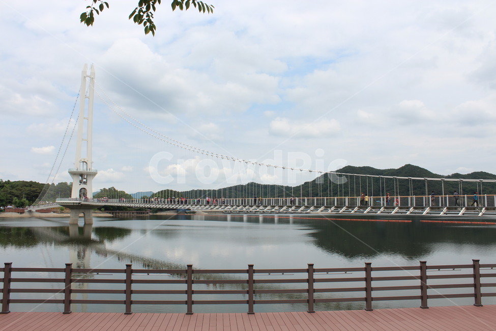 building,건물,bridge,다리,railing,난간,흔들다리,건축물,건물외관,exterior,building,structure,architecture,construction