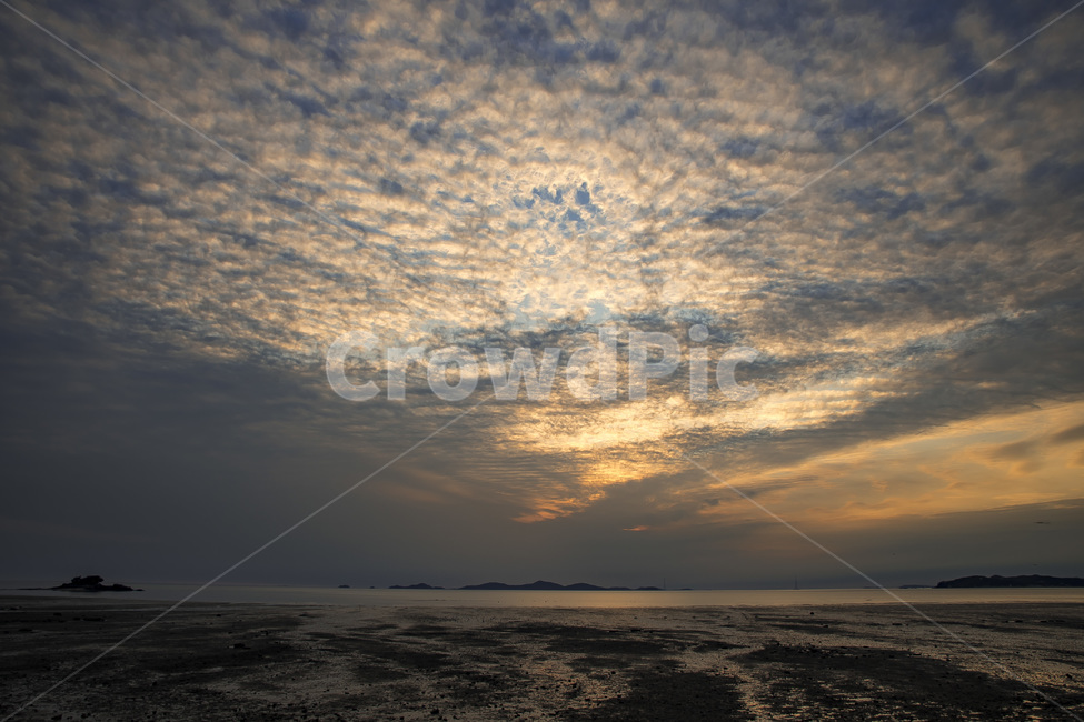 바다,하늘,석양,구름,갯벌,자연,풍경,nature,landscape,outdoors,옥외,sunlight,햇빛,sky,dawn,새벽,red sky,붉은 하늘,sunset,일몰,dusk,황혼