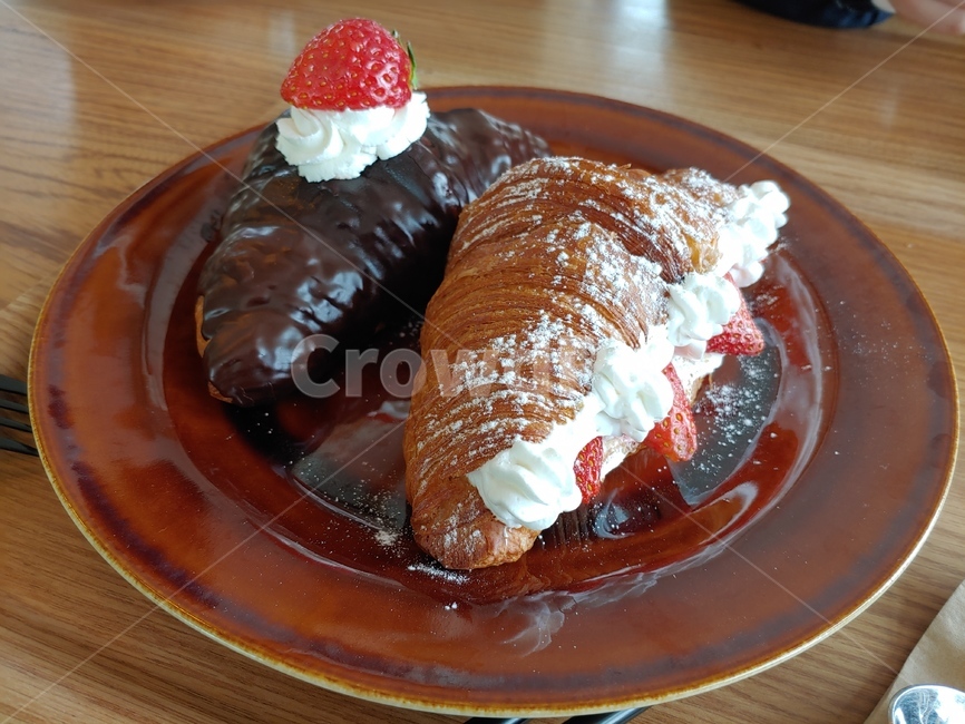 빵,베이커리,디저트,크로와상,딸기,dessert,food,음식,딸기크로와상,초코크로와상
