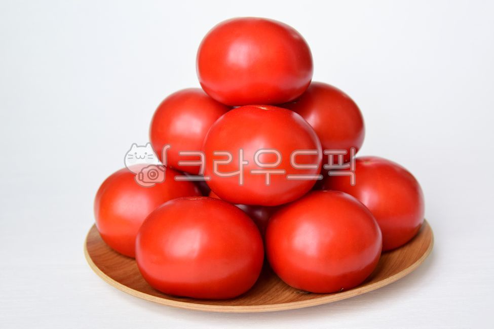 wooden plate,fruit,white background,desirable,plate,tomato,Orange,red,fruits,white,healthy food,ingredients,ripe,round plate,diet,tomato fruit,Fruit,health,delicious,food,Red,whitebackground,White,dessert,dish,background,foodreserves