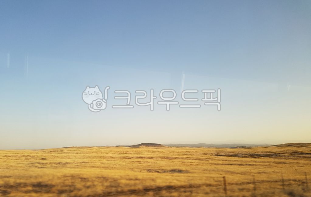 sky,surface,nature,grassland,horizon,outdoors,field,ground
