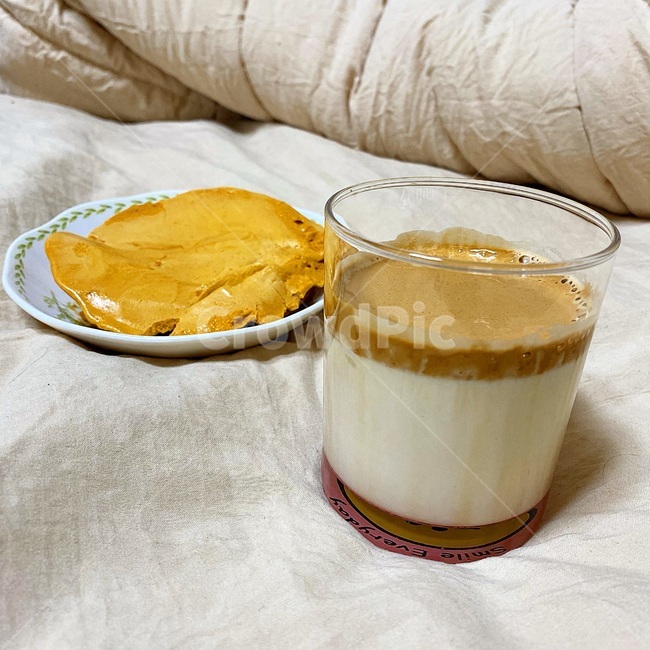 달고나,달고나커피,베이지,food,이불,침대