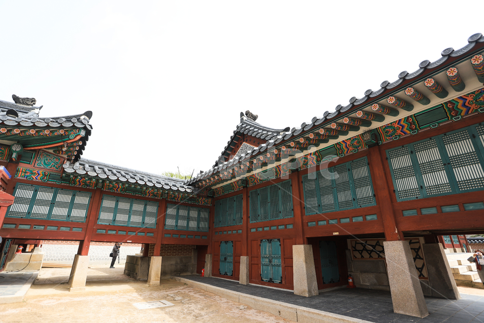 경복궁,문화재,서울,건축,궁전,문,지붕,기와,돌담,돌기둥,고건축,종로구,한옥,한국,건청궁,창호지,서까래,석가래,기둥,창살,흙길,주춧돌,추녀,목조건축물,창문,처마,단청,한국전통,한국문화,korean traditional,korean culture,건축물,건물외관,exterior,building,structure,architecture,construction
