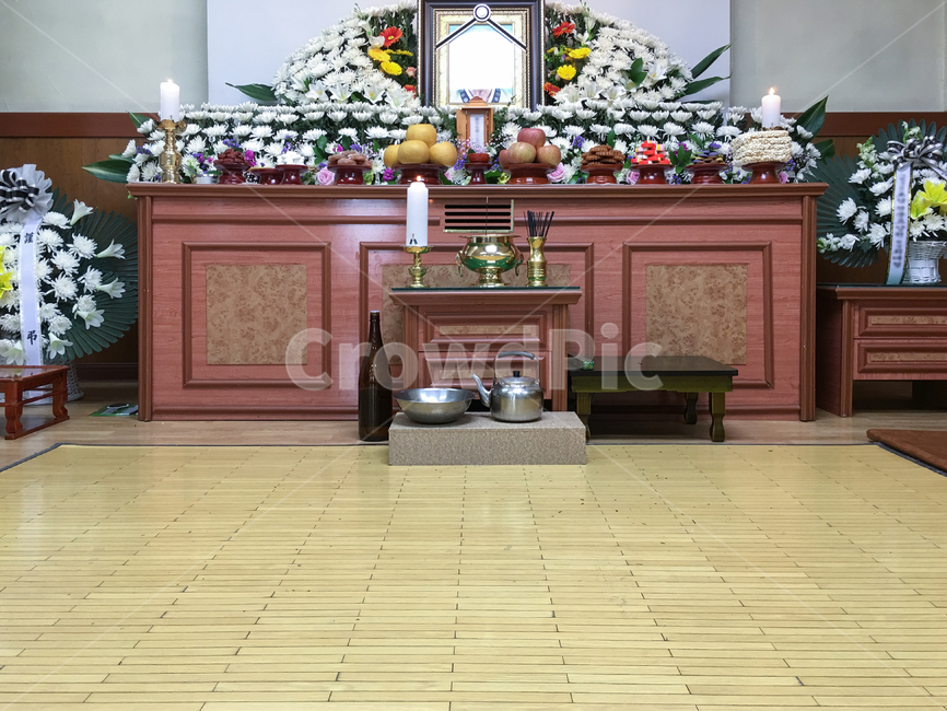 Funeral home,memorial service,death,condolence,Tradition,fruit,condolence room,sadness,common sense,funeral culture,chrysanthemum,candlelight,customs,quiet,funeral food,incense,mourning house,mortuary,Confucian culture,ritual,custom,portrait,commercial ho