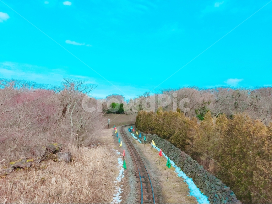 도로,흙길,gravel,자갈,railway,철도,traintrack,transportation,교통,표지판,돌,기찻길,레일,rail,trainroad,road,길,나무,자연,tree,nature,하늘,구름,풍경,눈,sky,clouds,snow,깃발