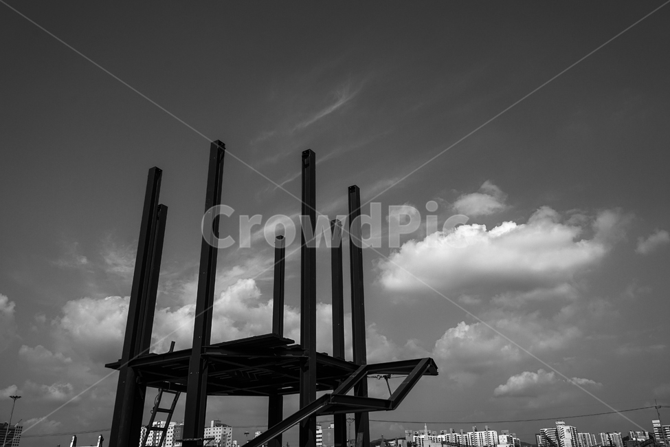 철,공사,타워,건설,건축,하늘,구름,흑백,모노톤,monochrome,black and white,산업,industry,industrial,건설업,건축업,construction industry