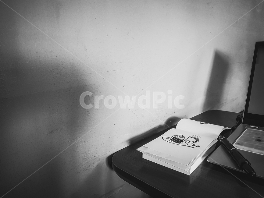 흑백,흑백사진,메모장,낙서,여가시간,취미,그림그리기,노트,bnw,gray,drawing,memo,note,table,wall,doodle,scribble