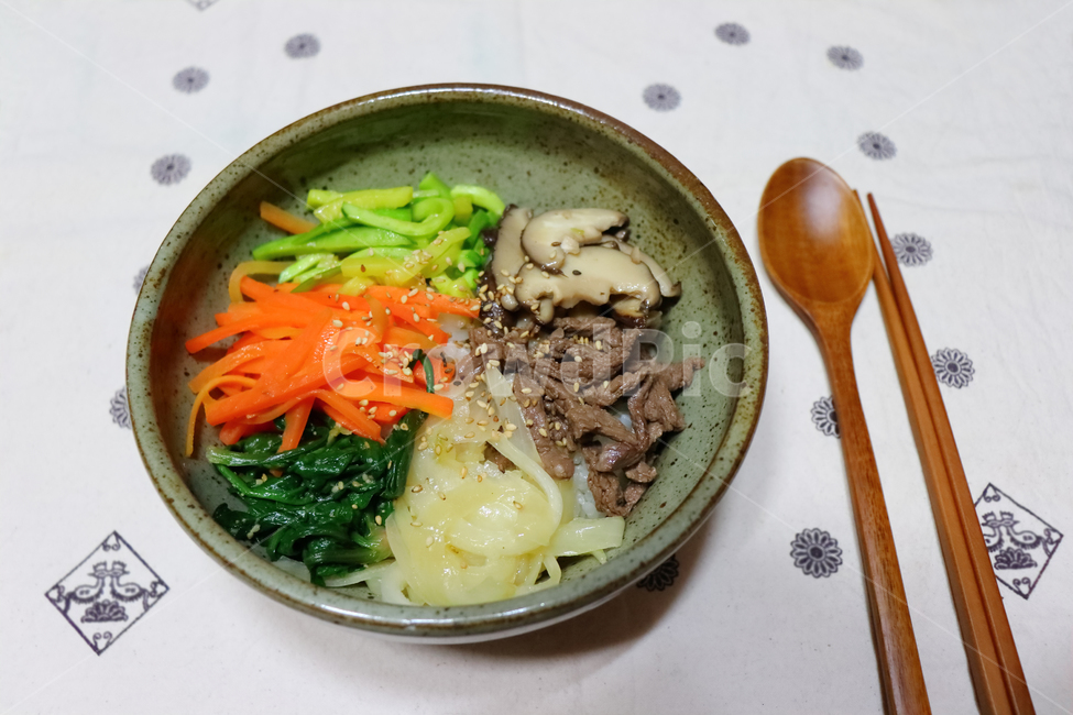 비빔밥,건강음식,한국음식,요리,식사,음식,한식,건강,웰빙,채소,야채,고기,소고기,밥,전통음식,웰빙푸드,건강식,당근,시금치,양파,버섯,애호박,food,koreanfood,bibimbap,healthyfood,healthy,health,eat,cook,cooking,meat,vegetable,meal,delicious,wellbeingfood,tasty,vegetarian,squash,mushroom,onion,spinach,woodenchopsticks,woodenspoon,chopsticks,spoon,dinner,lunch,cuisine,background,다이어트,diet,건강,헬스웨어,헬스케어,healthware,health care,음식,식재료,요리,food,cook,meal,dishes,food reserves,채소,야채,vegetables