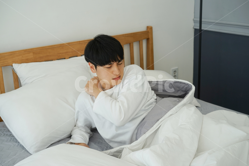 남성,남자,침대,침실,방,실내,이불,아침,어깨,기상,사람,인물,인간,human,person,남성,남자,man,male