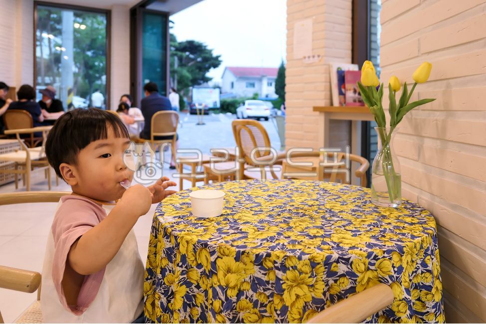 small,Character,kid,cute,food,nectarous,ice cream,son,dessert,happiness,children,an Asian,person,Childhood,Little,Boys,baby,family,child