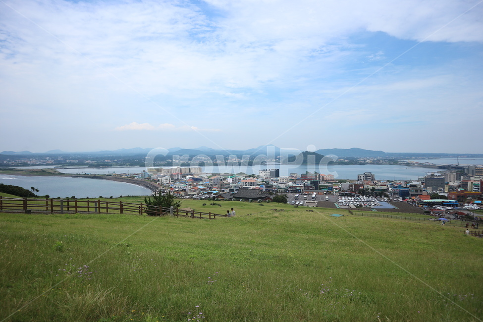 제주도,제주,성산일출봉,성산,자연,세계문화유산,한국,경관,풍경,경치,산,섬,바다,하늘,돌,한국자연풍경,한국자연경관,해변,대자연,구름,들판,풀,맑음,맑은날,유유자적,등산,jeju,jejudo,korean,island,jejuisland,sea,sky,nature,stone,mountain,seongsan,korea,green