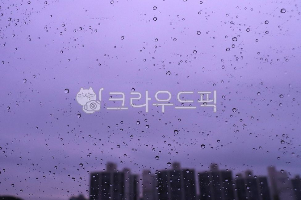빗방울,비오는날,창밖풍경,감성사진,보라빛하늘,도시전경,고층아파트,장마철,빗물,흐린날씨,빗방울사진,우울한분위기,차창밖,비오는풍경,감성풍경,보라빛사진,빗물방울,우중충한하늘,도시풍경,비내리는날,raindrops,rainyday,windowview,aestheticphoto,purplesky,cityscape,highrise,monsoon,rainwater,cloudyweather,raindropphoto,moodyvibes,carwindow,rainyview,moodylandscape,purpletone,raindropshot,overcastsky,urbanview,rainydayscene