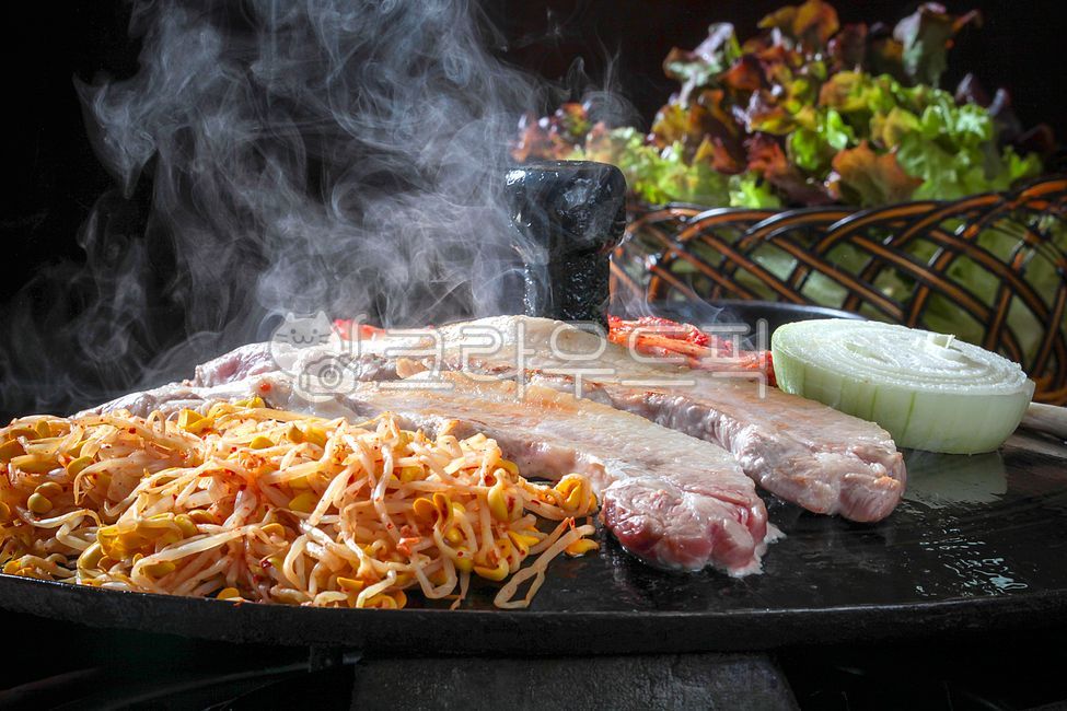 삼겹살,생삼겹살,솥뚜껑삼겹살,목살,목살구이,구이,고기,바베큐,삼겹살구이,음식점,식당,생목살,생삼겹살구이,무쇠,무쇠솥뚜껑삼겹살,솥뚜껑생삼겹살,무쇠솥뚜껑,솥뚜껑,음식,한국음식,한국요리,식재료,한국음식점,돼지삼겹살,돼지생삼겹살,돼지,돼지목살,돼지고기,먹거리,불판,고기불판,콩나물,콩나물무침,양파,국내산삼겹살,국내산목살,국내산생삼겹살,국내산생목살,국내산돼지고기