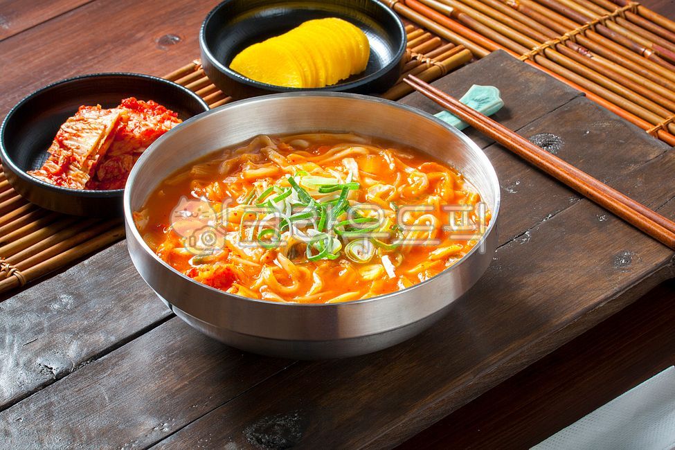 lunch,traditional cuisine,spicy kalguksu,traditional kalguksu,pickled radish,plate,Kalguksu,bowl,vegetables,home meals,noodle noodles,convenience foods,kimchi kalguksu,flour,Korean food,ingredients,kalguksu noodles,delicacies,kimchi,noodles,Korean cuisine