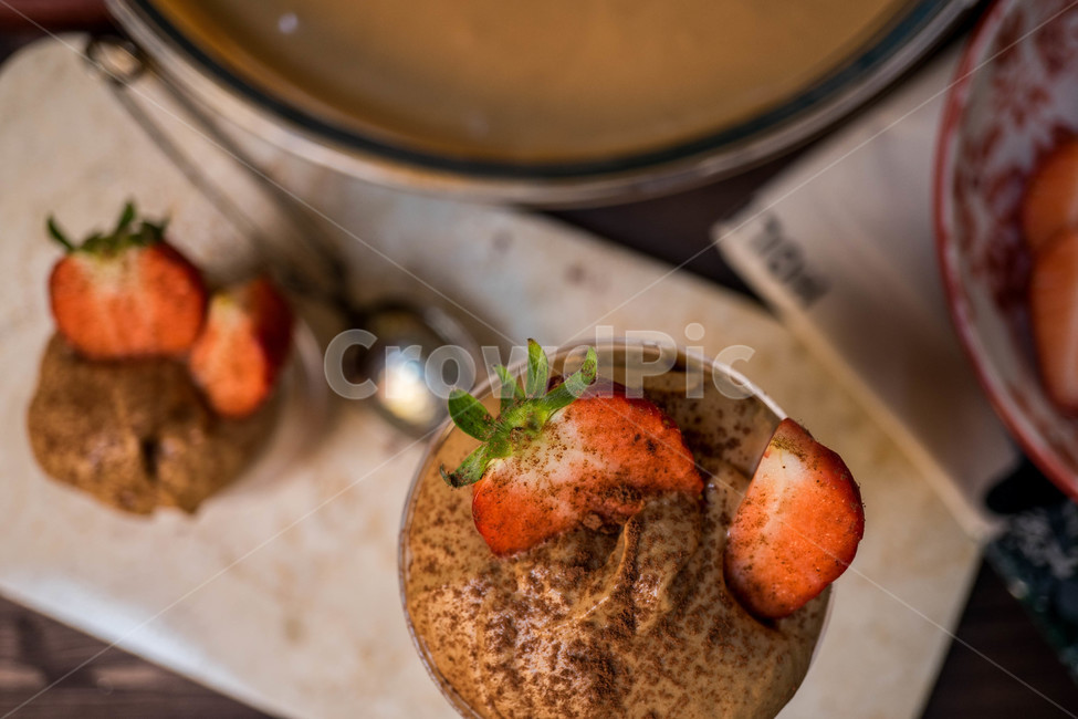 food,음식,dessert,디저트,크림,cream,딸기,초콜릿,초콜릿무스,glass,strawberry