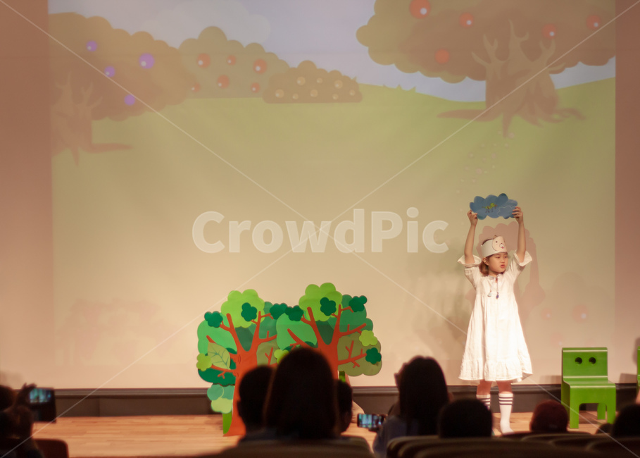 연극,play,극장,관람,무대,stage,kid,child,girl,소녀,female,people,audition,auditorium,아동극,사람들,대중,군중,other people,crowd,어린이,어린아이,child,children,kid,축제,행사,festival,carnival,event