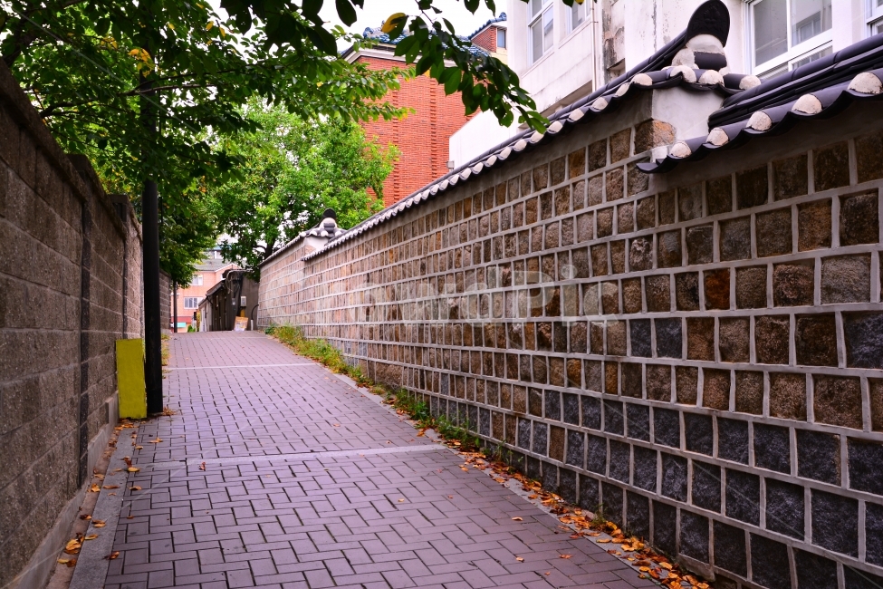 돌담길,북촌,골목길,산책로,정감,전통,걷고싶은길,담장,담벼락,road,way,wall,서울,한국적,korean,culture,traditional,기와,보도블럭,기어ㅏ,도시,풍경,city,landscape,한국도시풍경,한국도시경관,korea cityscape,골목길,alley,path,통로,walkway,보도