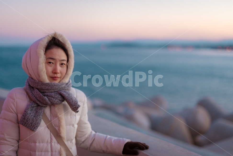 강원도,속초,바다,겨울바다,하늘,노을,일몰,겨울여행,모델,인물사진,겨울,계절,winter,season,사람,인물,인간,human,person,얼굴표정,facial expression,face,여성,여자,woman,female,lady
