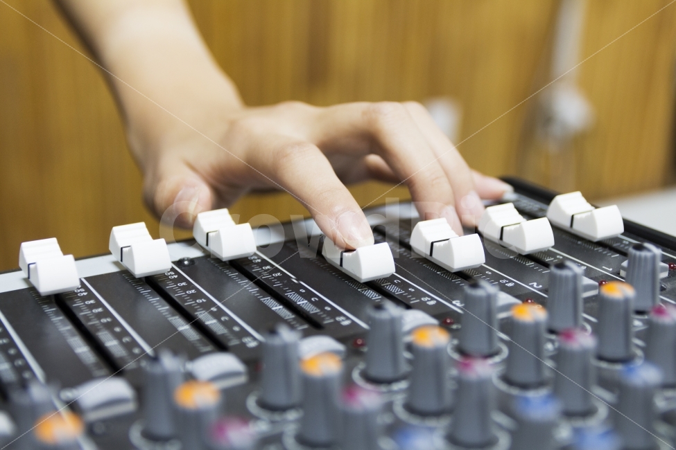 음향,음향장비,음향기기,음악,사운드,DJ,장비,소리,이퀄라이저,아이콘,디지털,디스플레이,컨트롤,트랙,아트,키패드,라디오,튜너,비지니스,모션,채널,패널,믹싱,컨셉,콘셉트,콘셉,톤,음파,웨이브,패턴,노이즈,컬쳐,레코딩,산업,뮤직,오브젝트,equipment,음악가,mixing,버튼,밀다,녹음,콘솔,전자공학,음향증폭,파티,믹서,오디오,방송,판넬,프로듀서,MP,Digtal,아날로그,믹스,professional,closeup,디스코,음량,색띠,클럽,club,물결,클라이막스,기록계기,음성,뮤지컬,추상적,컬러풀,사운드장비,사람,인물,인간,human,person,신체일부,몸,body,정보통신기술,전자기기,전자제품,it,information,technology,electronic equipment,악기,음향기기,musical instrument,musical equipment