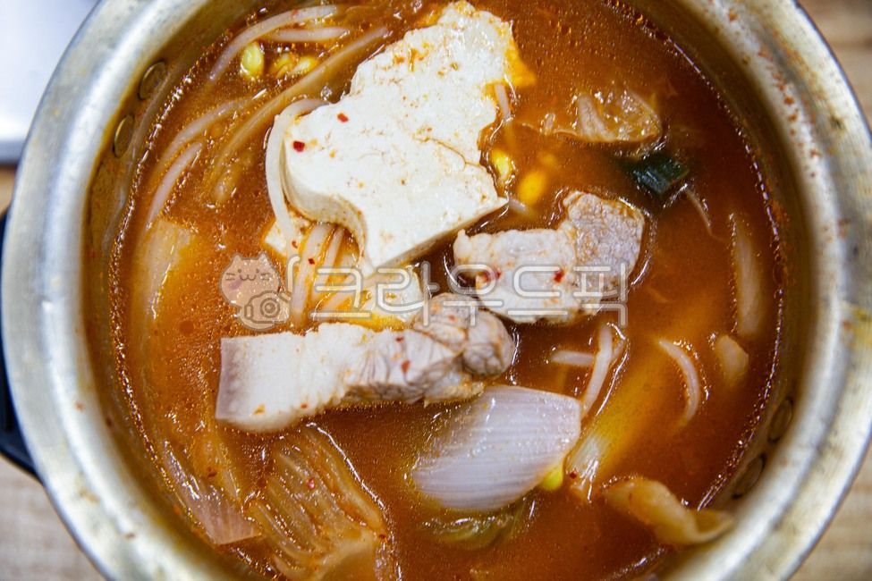 두부,파,콩나물,김치,돼지고기,얼큰한,끓인,남비,김치찌게,한국전통음식,tofu,greenonion,beansprouts,kimchi,pork,spicy,boiled,hotpot,kimchistew,traditionalkoreanfood,음식,식재료,요리,food,cook,meal,dishes,food reserves,한식,한국음식,한국요리,korean food,korean dishes,korean meal,korean cook