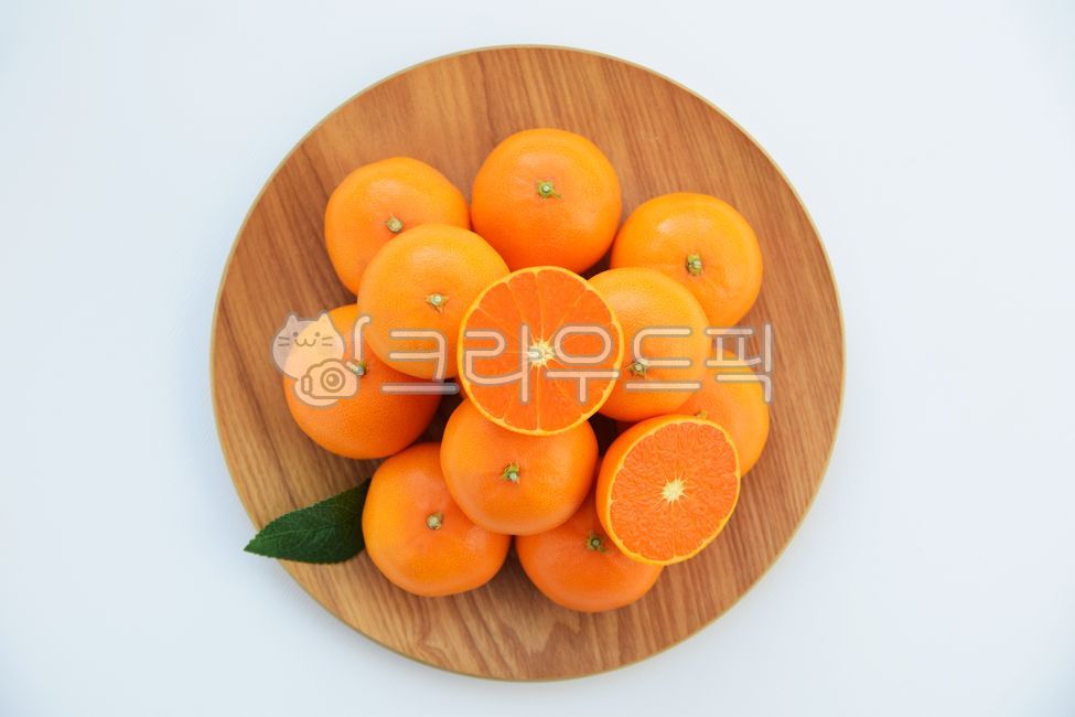 wooden plate,winter snack,fragrant,cut,half,winter fruit,vitamin c,fruit,snack,woodendish,winter,plate,Orange,Cheonhyehyang,crush,ingredients,wooddish,citrus fruits,Fruit,health,vitamin,food,health food,orange,citrusfruit,nutrition,dessert,dish,wooden,foo