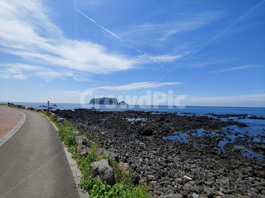 섬,바다,해안,드라이브,하늘,sea,sky,cloud,blue,white,black,구름,그림자,비침,잔잔함,바위,검은,island