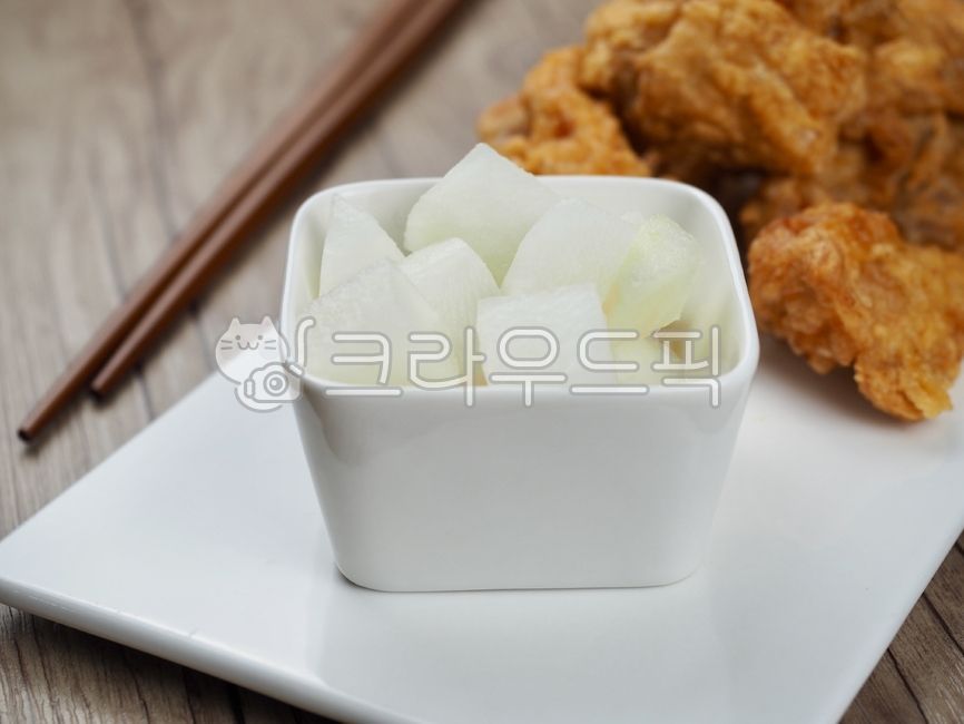 치킨무,무,채소,야채,음식,무피클,반찬,한국음식,흰색,그릇,사각형,피클,chickenradish,radish,vegetable,food,pickle,sidedish,koreanfood,white,asianfood,square,friedchicken,닭튀김,치킨