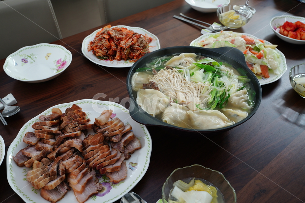 식사,보쌈,만두국,만두,돼지,음식,고기,육류,안주,국물요리,한식,디너,석식,먹방,먹거리,접시,냄비,음식,식재료,요리,food,cook,meal,dishes,food reserves,한식,한국음식,한국요리,korean food,korean dishes,korean meal,korean cook