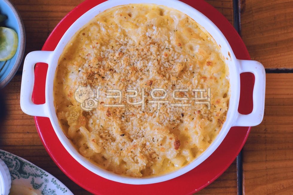 plating,dining table,restaurant,macaroni pasta,food,macaroni and cheese,macandcheese,cooking,foodpresentation,western food,mac and cheese