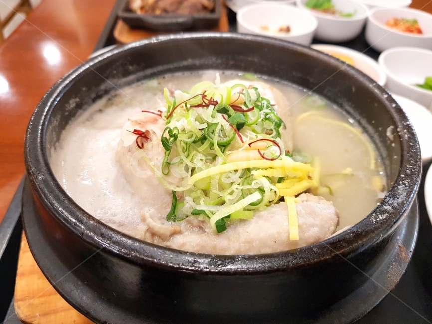 삼계탕,한식,음식,닭,보양식,뚝배기,그릇,고기,계란,파,대추,지단,노란,빨간,적색,먹음직스러운,맛있는,반찬,초복,중복,말복,끓고있는,식당,한정식,korea,food,한국전통,한국문화,korean traditional,korean culture,음식,식재료,요리,food,cook,meal,dishes,food reserves,육류,고기,meat,한식,한국음식,한국요리,korean food,korean dishes,korean meal,korean cook