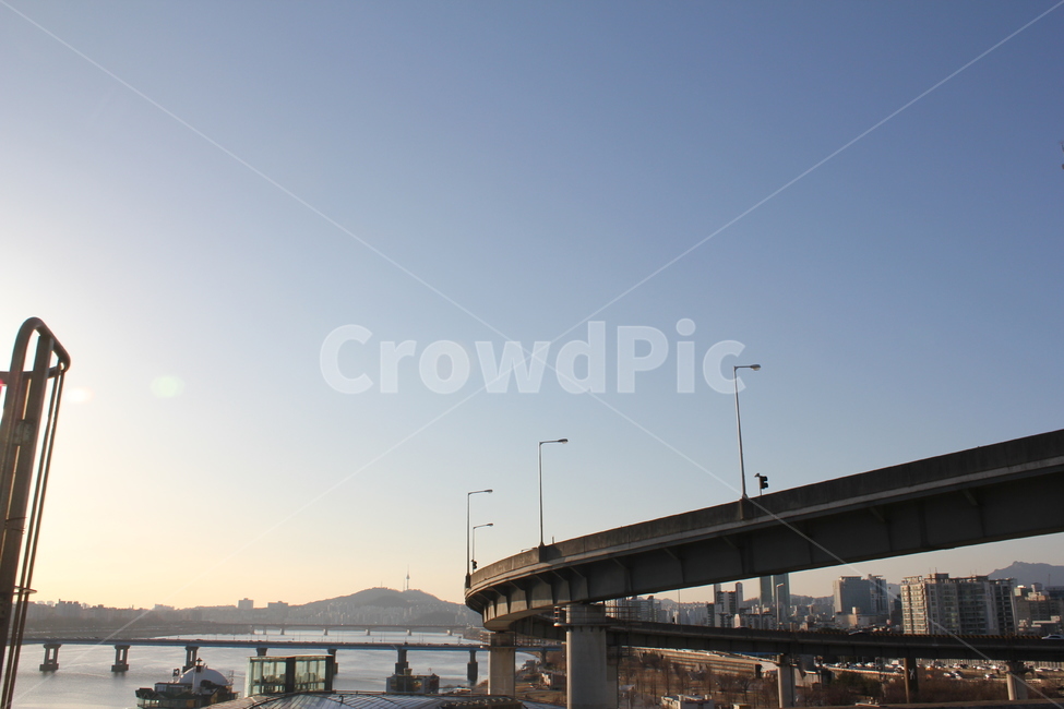한강,하늘,낮,파랑,블루,먼산,다리,고가,도시,도심,대한민국,한국,풍경,서울,도로,도시,풍경,city,landscape,한국도시풍경,한국도시경관,korea cityscape,교통,교통수단,traffic,transportation,road,freeway,고속 도로