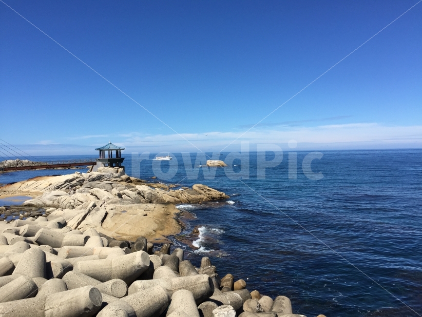 tide,blue sky,breakwater,Harbor,Educational Travel,Lighthouse,sperm,summer trip,Beach,blue sea,fishing village,ocean,fall trip,travel,Wharf,Sky of Autumn
