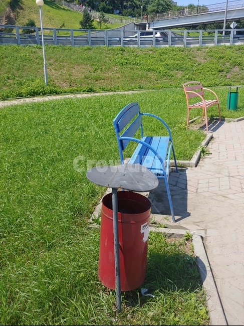 공원,휴지통,벤치,초록색,잔디,휴식,힐링,햇빛,나른한,감성,색감