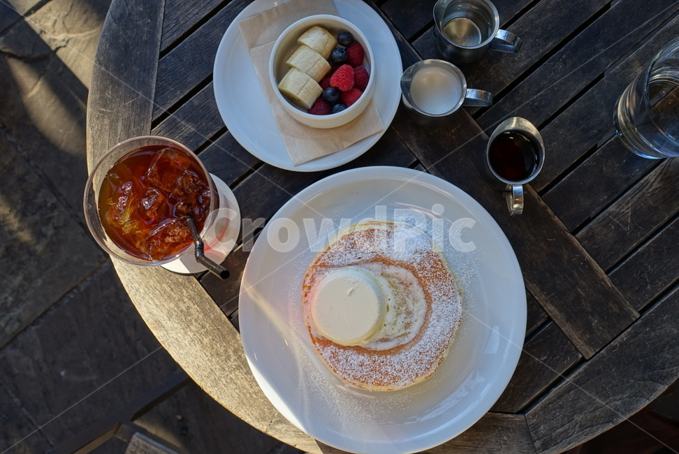 팬케이크,수플레팬케이크,버터,커피,카페,야외카페,우주샷,항공샷,디저트,빵,베이커리,saucer,받침접시,pottery,도기류,햇빛,아메리카노,메이플시럽,흰접시,플레이팅,디저트,간식,후식,dessert,snack,커피,카페,coffee,cafe