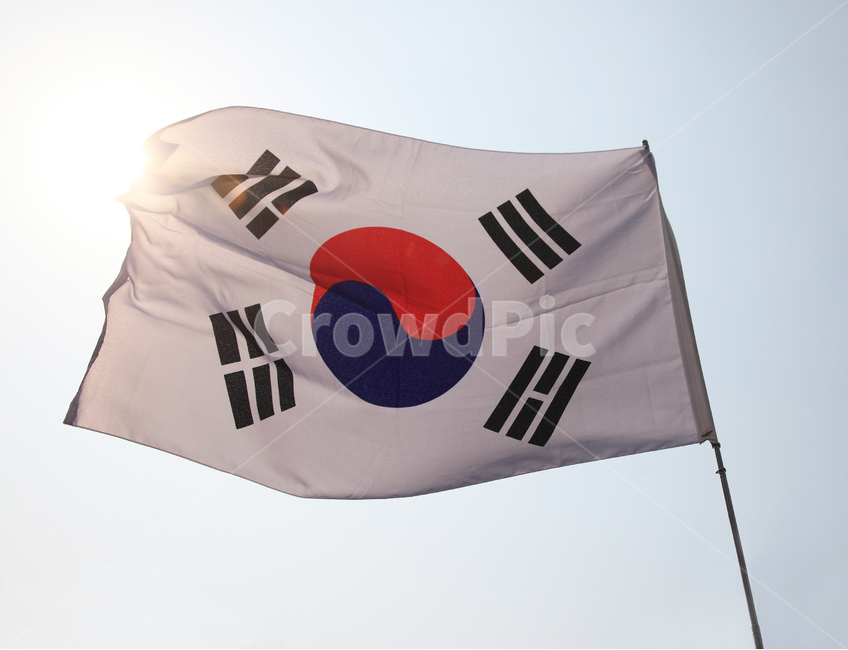 sky,flag,waving,backlight,sun,outdoor,sunlight,fluttering,taegeuk,outdoors,light,shining,patriotism,taegeukgi,national flag,republic of korea,wind
