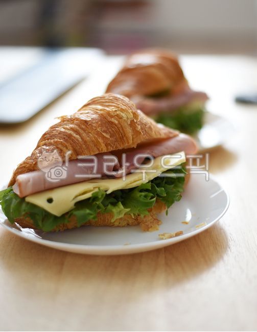food,음식,샌드위치,sandwich,햄치즈샌드위치,크로와상,연출컷,식사,브런치,croissant
