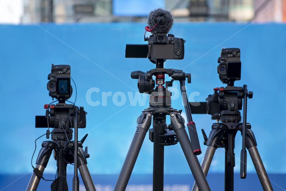 콘서트,공연,공연장,카메라,준비,촬영,트라이포드,콘셉트,컨셉,개념,파랑,dsrl,동영상,라이브,생방송,방송,문화,예술,비즈니스,연출,녹화,kpop,무대,스테이지,비디오,텔레비전,텔레비젼,야외,오락,문화예술,사진기,라이브공연,연주회,행사,이벤트,tv,영화,배경,바탕화면,매체,도구,기자회견,뉴스,장비,모니터,삼각대,사진작가,포토그래퍼,photographer,사물,물건,오브젝트,thing,object,matter