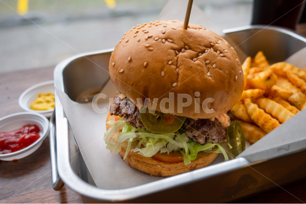 햄버거,치즈버거,버거,햄버거세트,감자튀김,콜라,음료,프렌치프라이,burger,케첩,케찹,맛있는,수제,수제버거,트레이,빵,음식,식재료,요리,food,cook,meal,dishes,food reserves,빵,bread,양식,서양음식,서양요리,western food,western dishes,western meal,western cook
