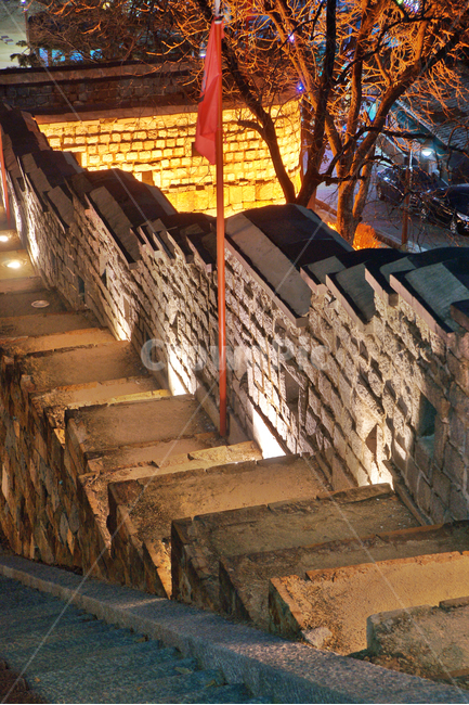 남치,화성,성벽,수원,유네스코세계문화유산,팔달산,깃발,야경,밤,풍경,nightscape,night,landscape,한국전통,한국문화,korean traditional,korean culture,건축물,건물외관,exterior,building,structure,architecture,construction,handrail,난간,banister