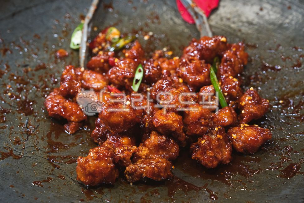 강정,닭강정,치킨,닭요리,양념,볶음,야식,음식,food,식사,집게,철판,튀김