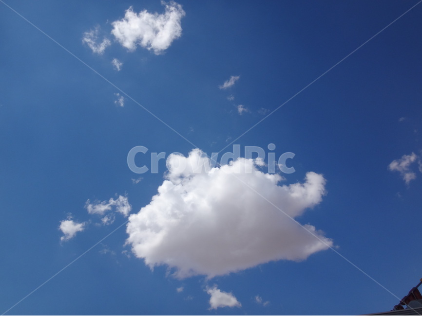 The clouds are especially like cotton candy,Dazzlingly blue sky,spanish sky,Different from the Korean sky,Its not Spain for nothing