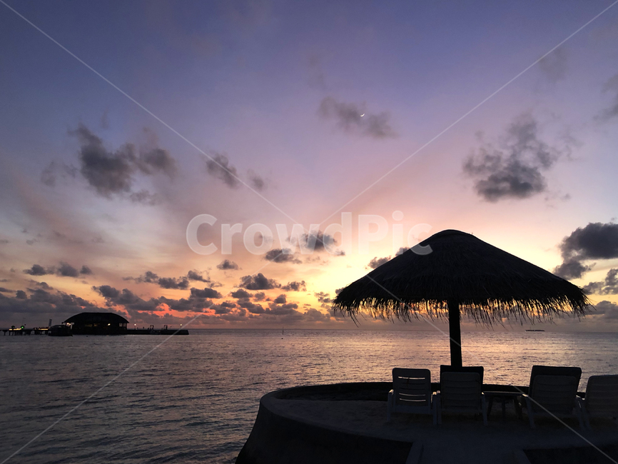 몰디브,maldives,휴양지,섬,island,하늘,일몰,노을,sunset,colorful,sky,구름,cloud,자연,nature,바다,sea,로맨틱,romantic,ocean,대양,water,물,해안선,coast,연안,수평선,outdoors,옥외,실루엣,의자,방갈로,bungalow,파라솔,parasol,황혼