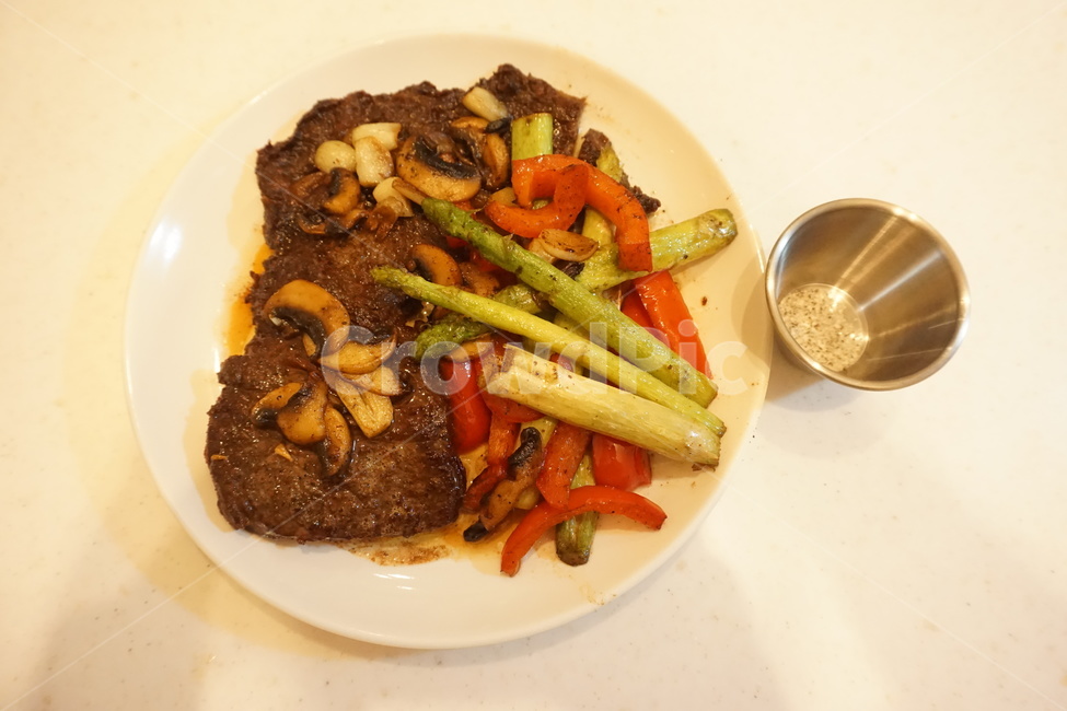 스테이크,요리,음식,가니쉬,등심스테이크,식욕자극,음식,식재료,요리,food,cook,meal,dishes,food reserves,육류,고기,meat,양식,서양음식,서양요리,western food,western dishes,western meal,western cook