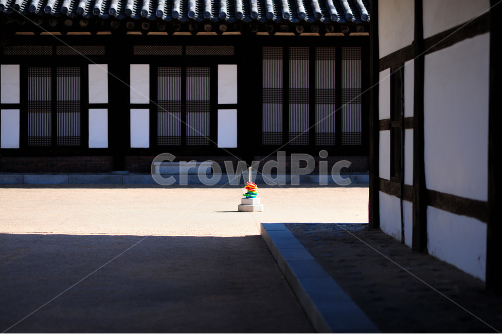 한옥,마당,기와,마루,굴렁쇠,한국전통,한국문화,korean traditional,korean culture,건축물,건물외관,exterior,building,structure,architecture,construction